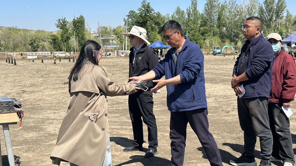 新疆上班族学无人机:保华润天周末班 拿证不误工